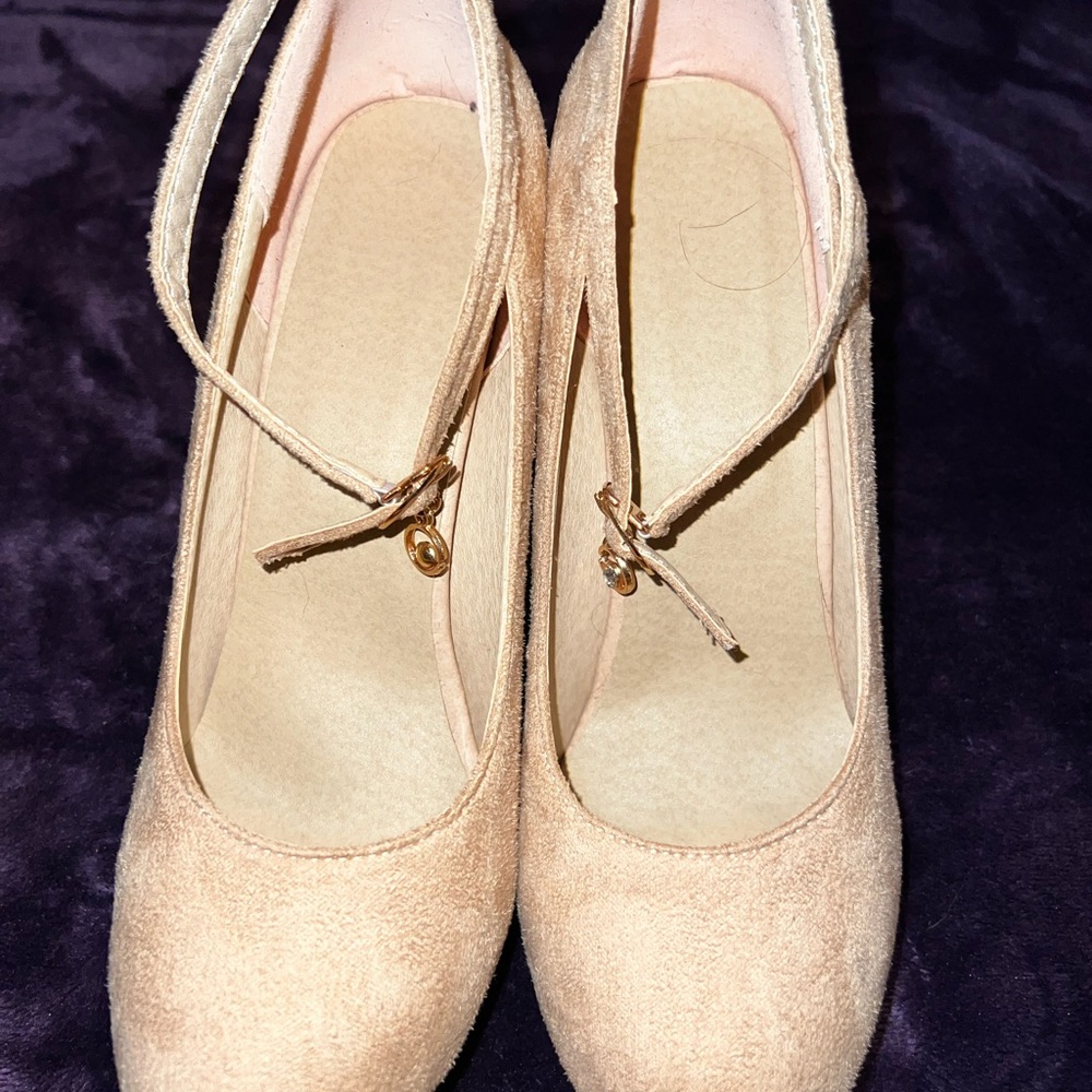 Nude Pumps